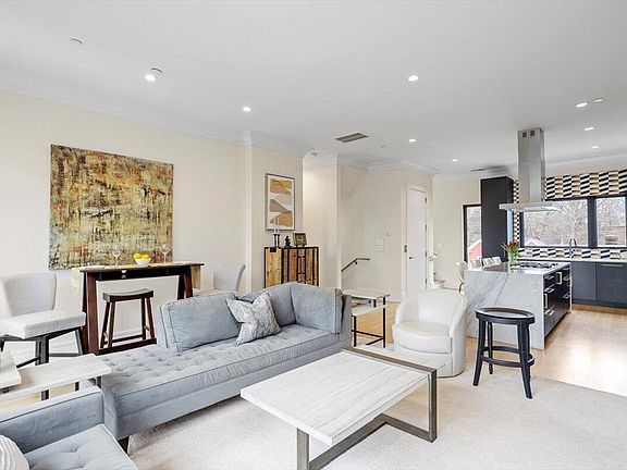 3rd image of 206 Dundas Ln