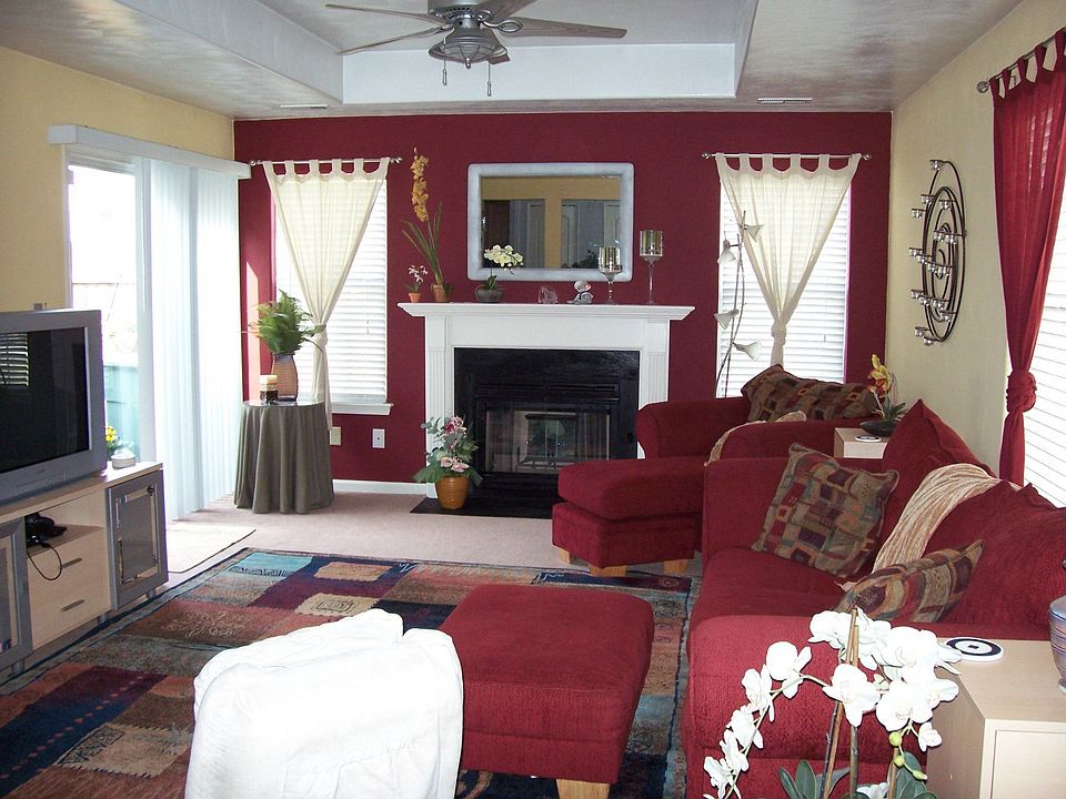 Spacious Living Rm w/ Fireplace