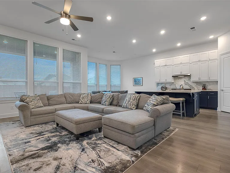 610 Lavender Dr — Photo 2