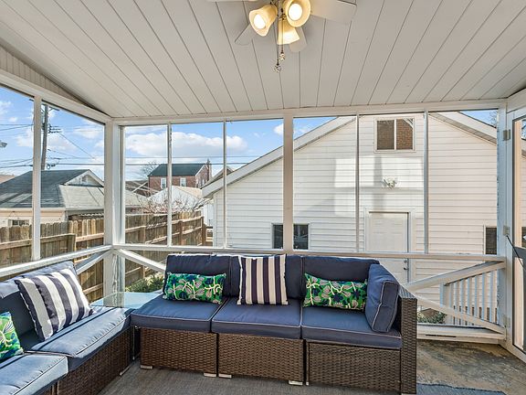 +Main level
+Sunroom