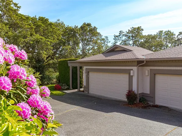 4300 Stoneywood Ln #5, Saanich, BC V8X 5A5