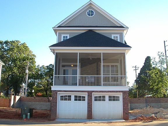 Back of home w/screened in porch and 2 car garage