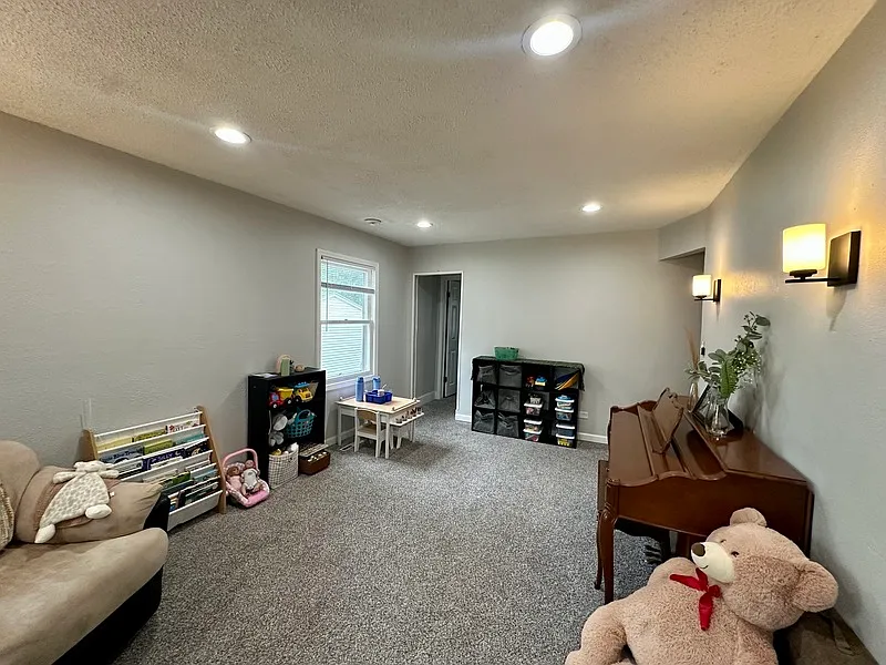 3 bed, 2.0 bath, 1032 sqft, $1,390 — Photo 3