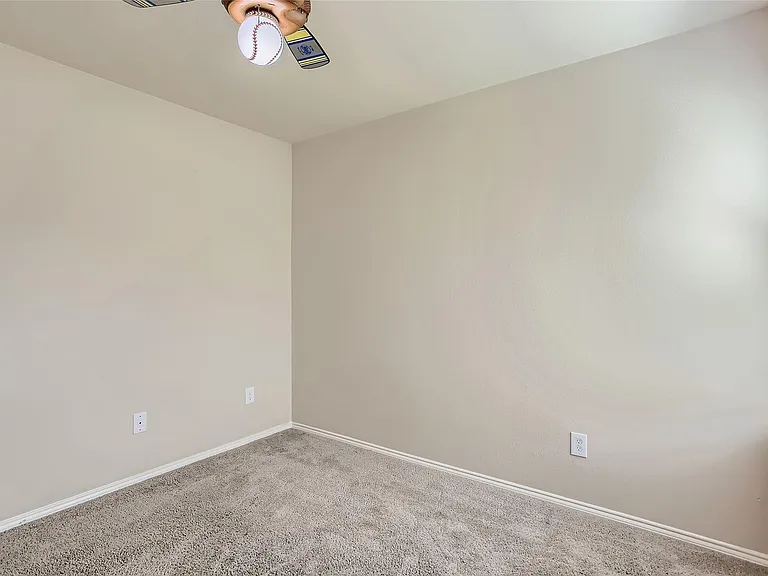 503 Hawthorn Dr — Photo 17