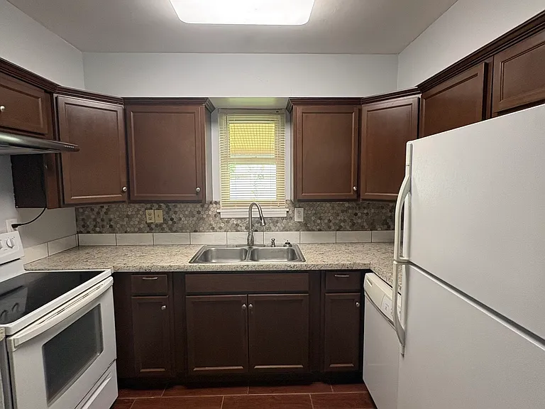 542 Chateau Cir — Photo 5