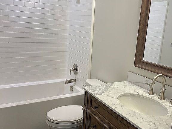 3rd image of 252 6th St