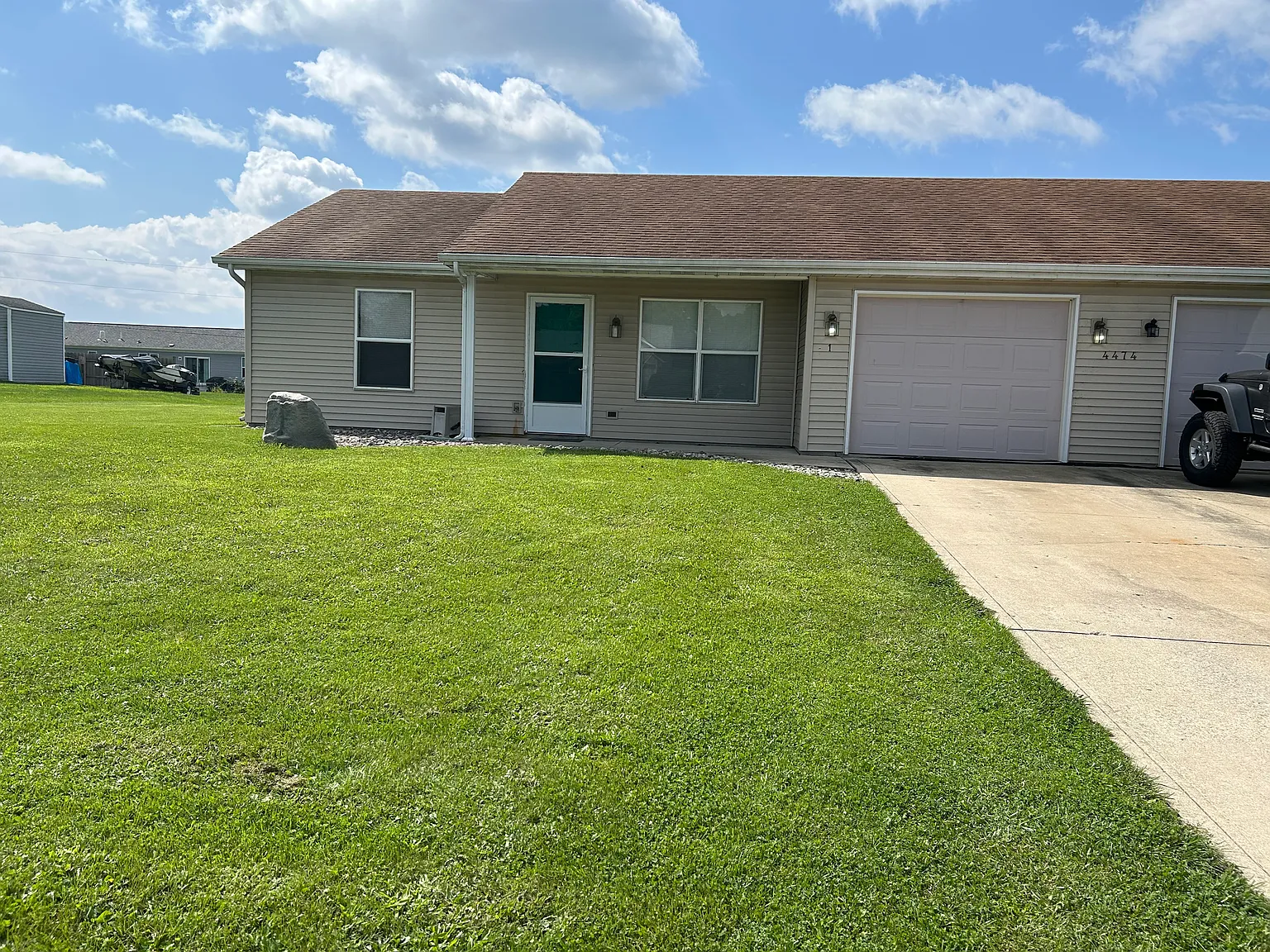 2 bed, 800 sqft, $1,300 — Photo 1