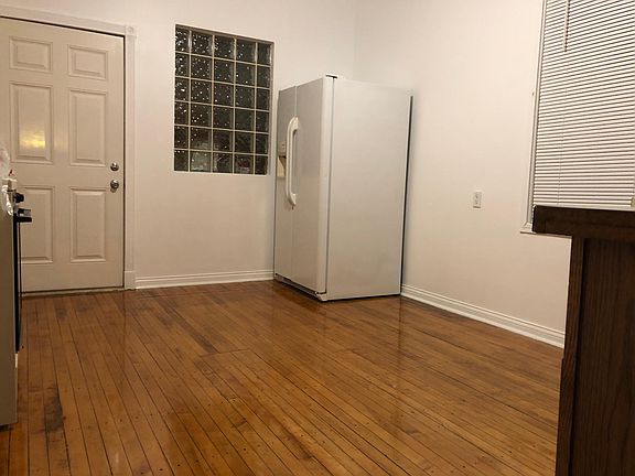 5th image of 2300 W Belmont Ave