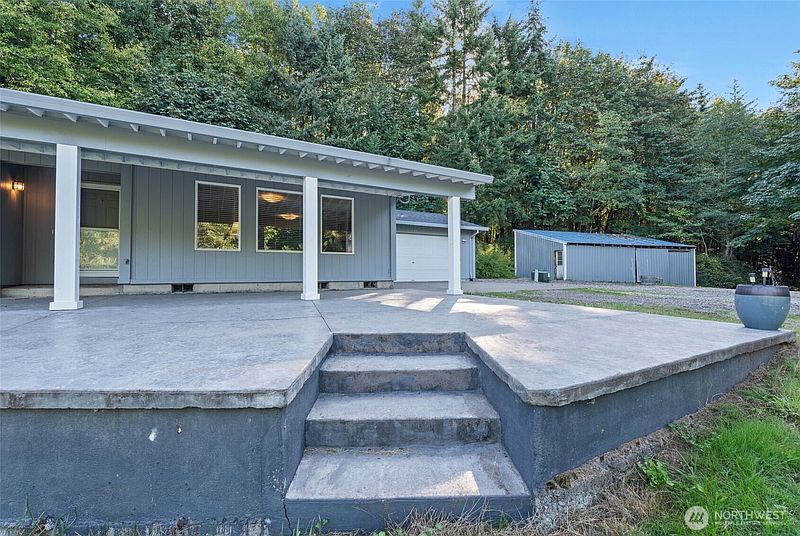 3rd image of 410 VIVIAN Road