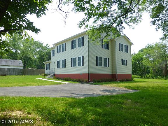 Exterior side view and driveway