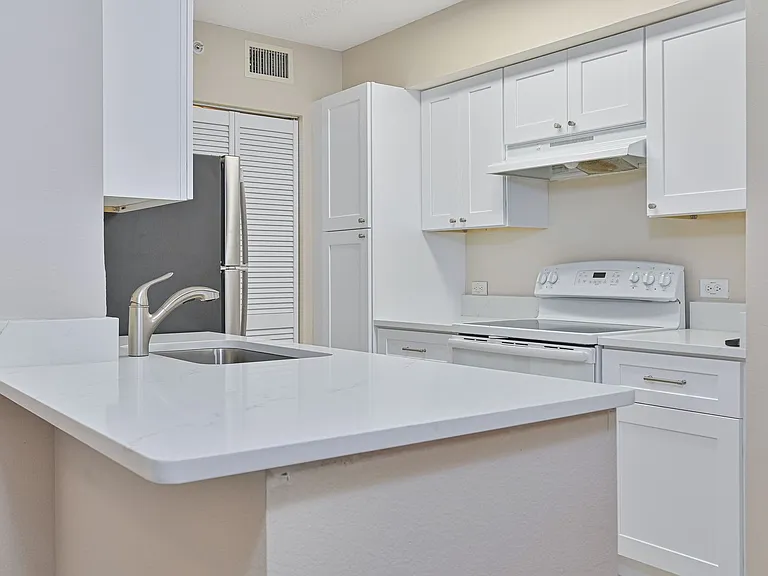 8920 Colonnades Ct E #514 — Photo 12
