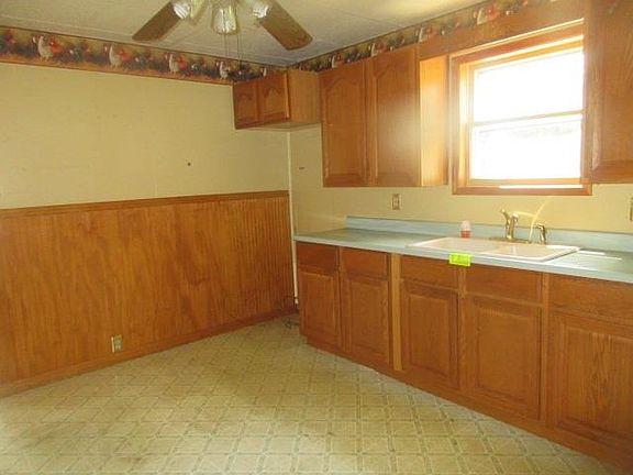 4th image of 218 Harriet St