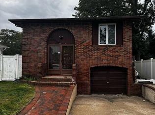 184 Eugene St, Holbrook, NY 11741