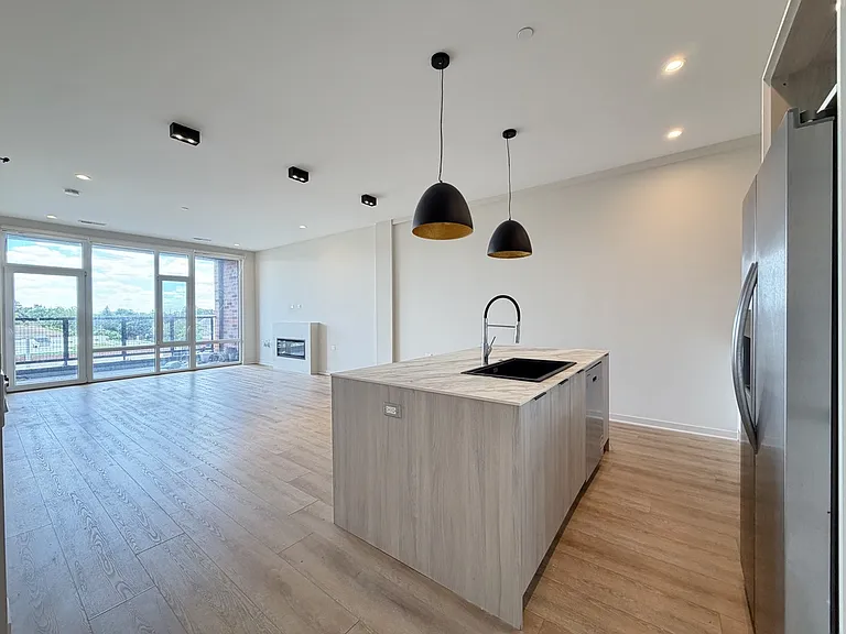 3207 N Narragansett Ave #703 — Photo 6