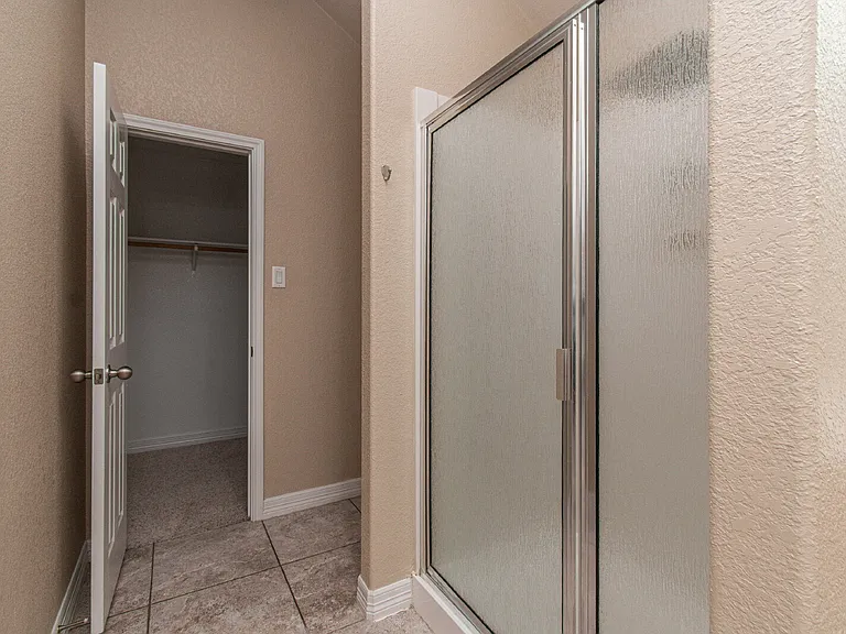 1401 Saxon Cir — Photo 15