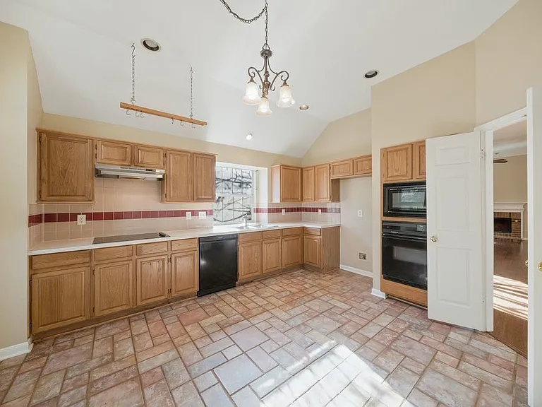 8218 Parkland Hills Dr — Photo 8