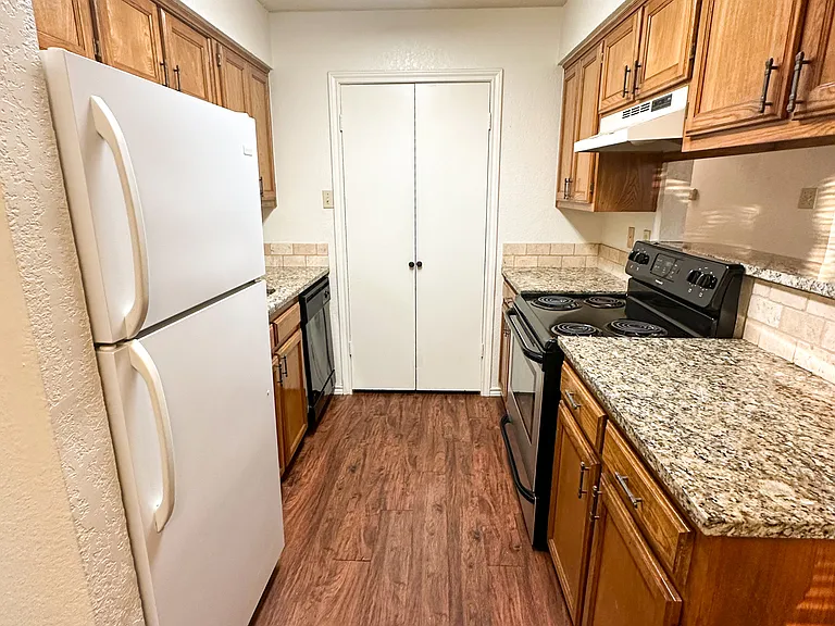 924 W Chestnut St #5 — Photo 4