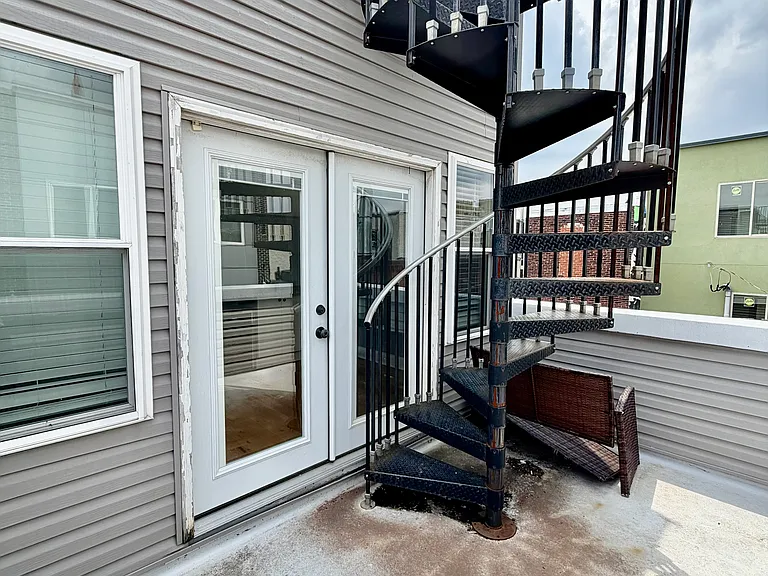 640 Emily St — Photo 27