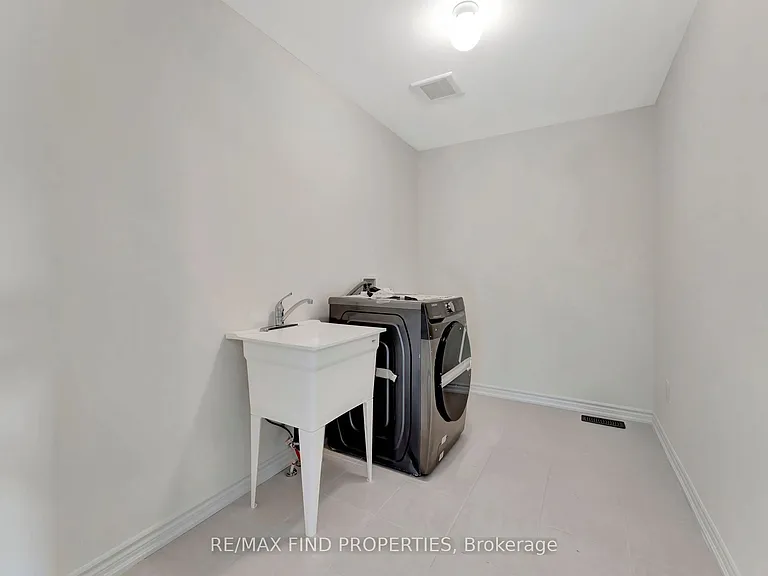 21 Dennis Ave — Photo 31
