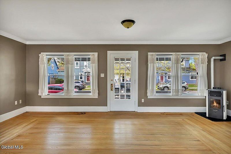 4th image of 142 Bruce Street