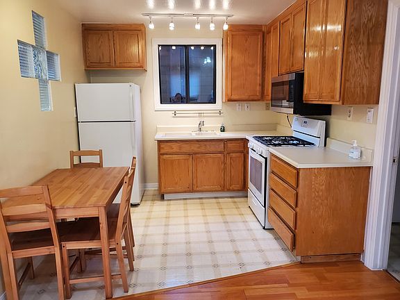 2nd image of 827 Green St #A