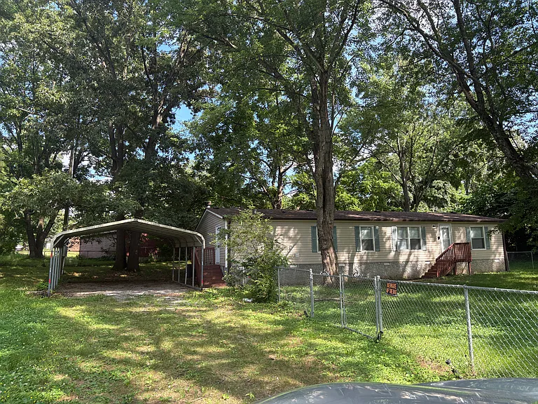212 Mills Dr — Photo 2