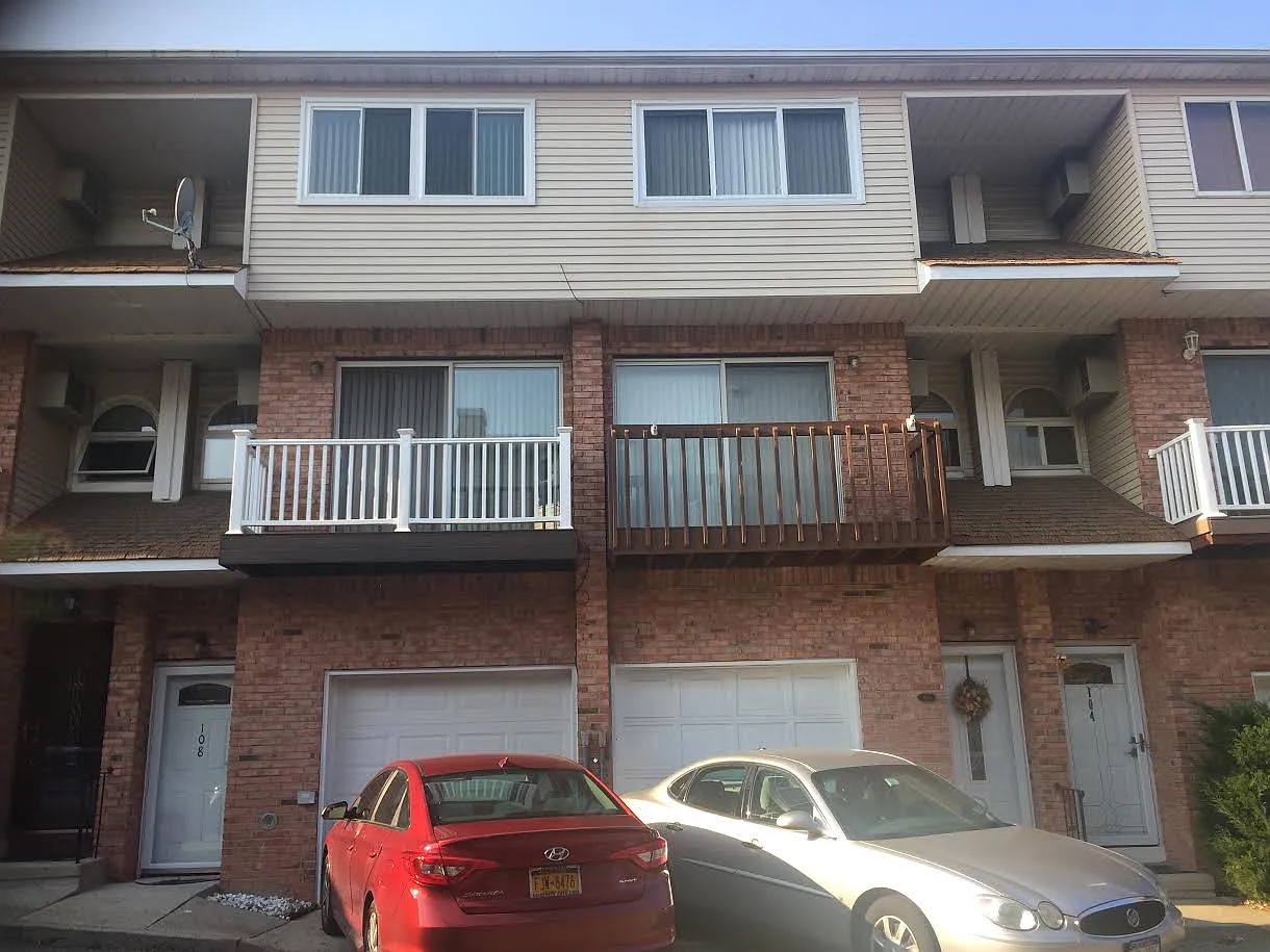 108 Goodall St photo 1