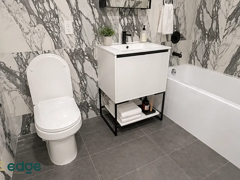 1352 Franklin Ave #2A — Photo 9