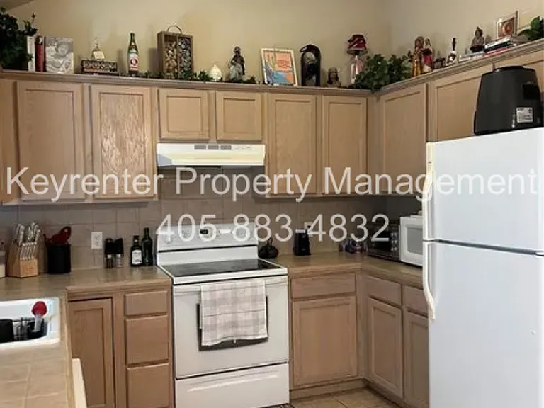 802 Beaumont Sq — Photo 3