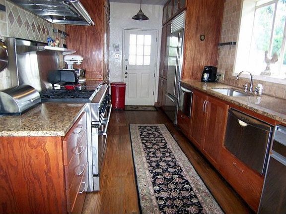 5th image of 897 Elmwood Dr