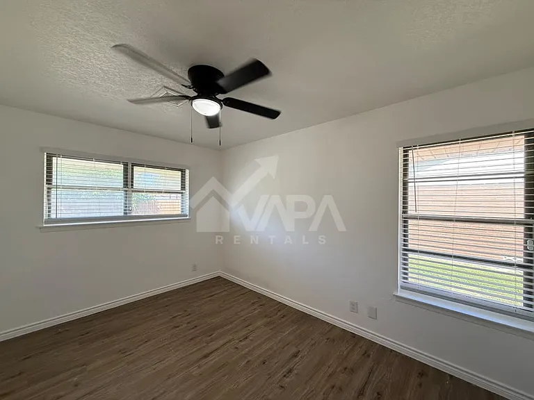 4907 Stoneleigh Dr — Photo 10