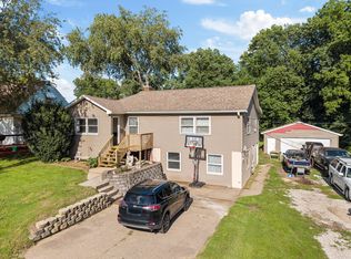 515 8th St, Silvis, IL 61282