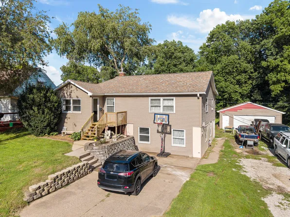 515 8th St, Silvis, IL 61282