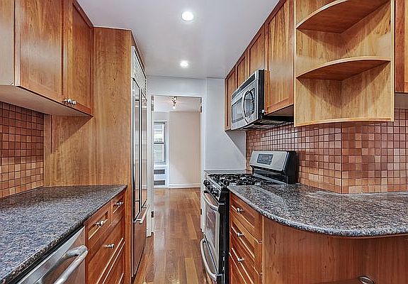 3rd image of 77 W 55th St APT 6B