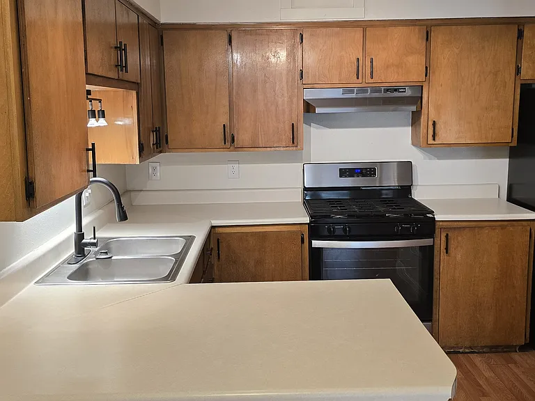 Updated 2 Story - 1 Bed UNM Town Home Apt.l w/ Balcony & Yard — Photo 2