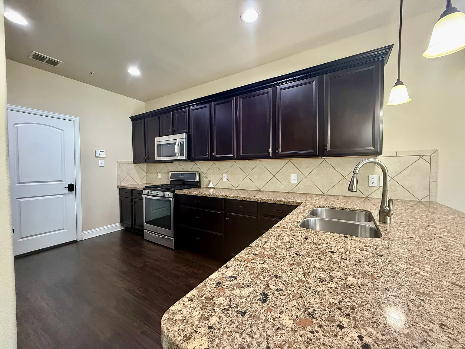 3 bed, 2.5 bath, 1901 sqft, $2,490 — Photo 3
