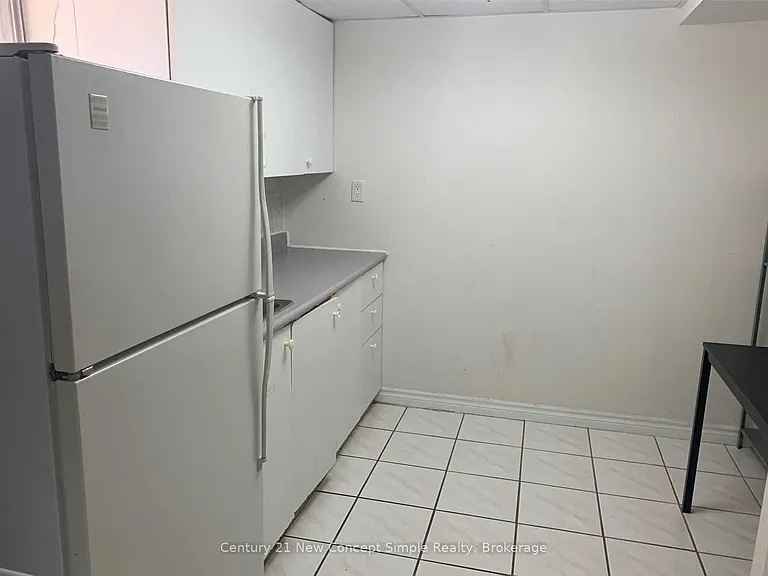 271 Delta St #BASEMENT — Photo 6
