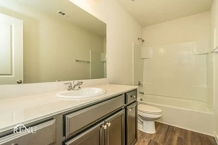 551 London Dr — Photo 9