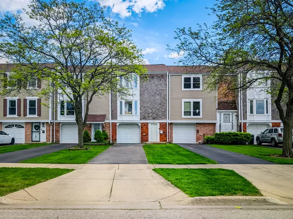 1931 Governors Ln, Hoffman Estates, IL 60169