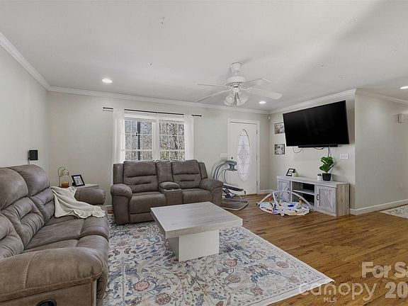 5th image of 2965 Lawrence Dr