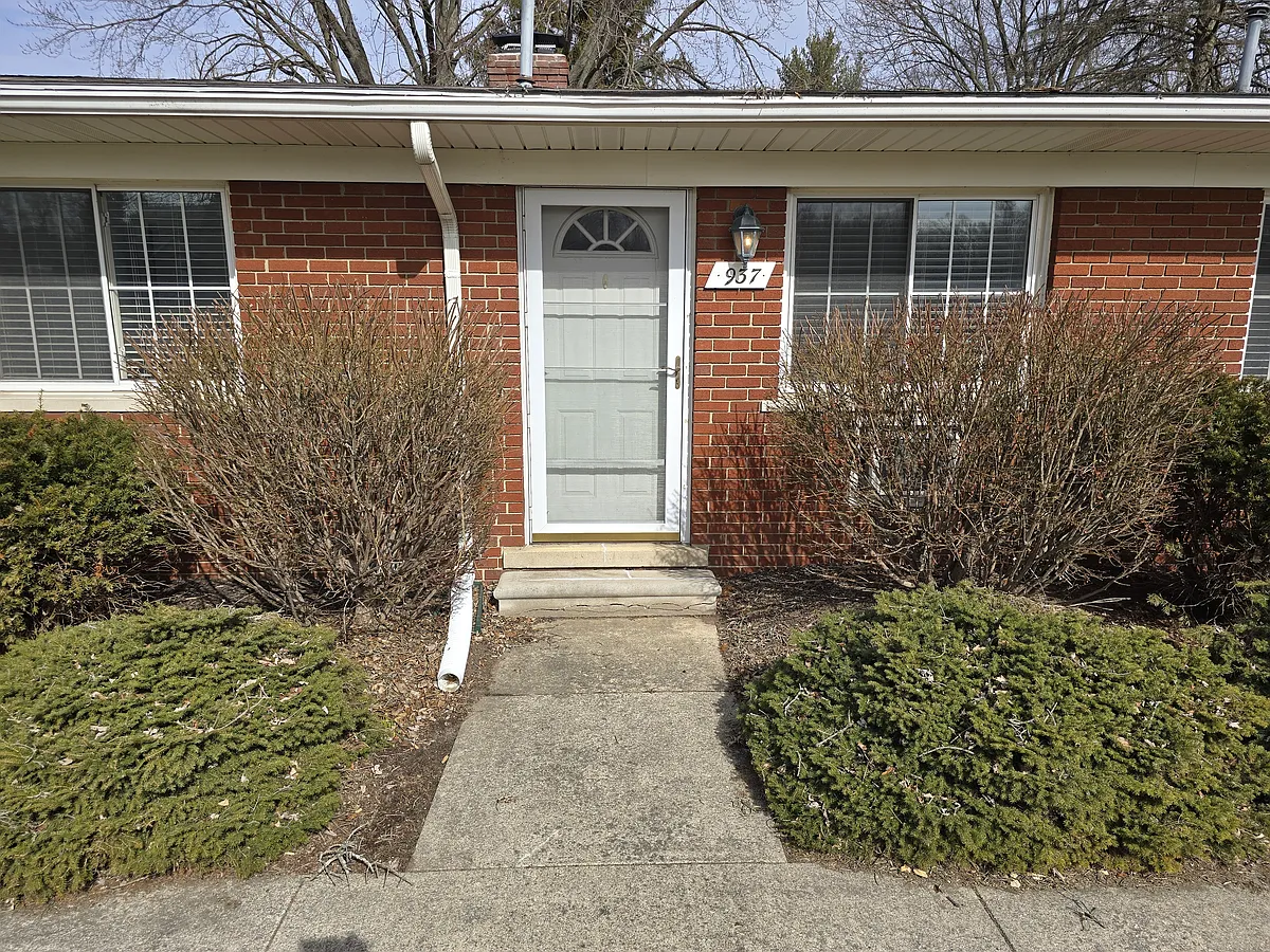 Building Photo - 935 E Huron River Dr #935