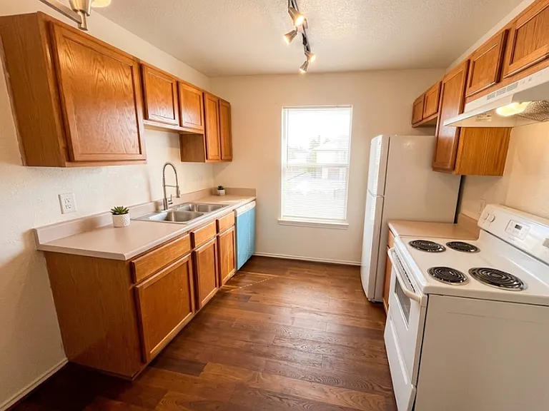 5902 Greengate Dr #D — Photo 2