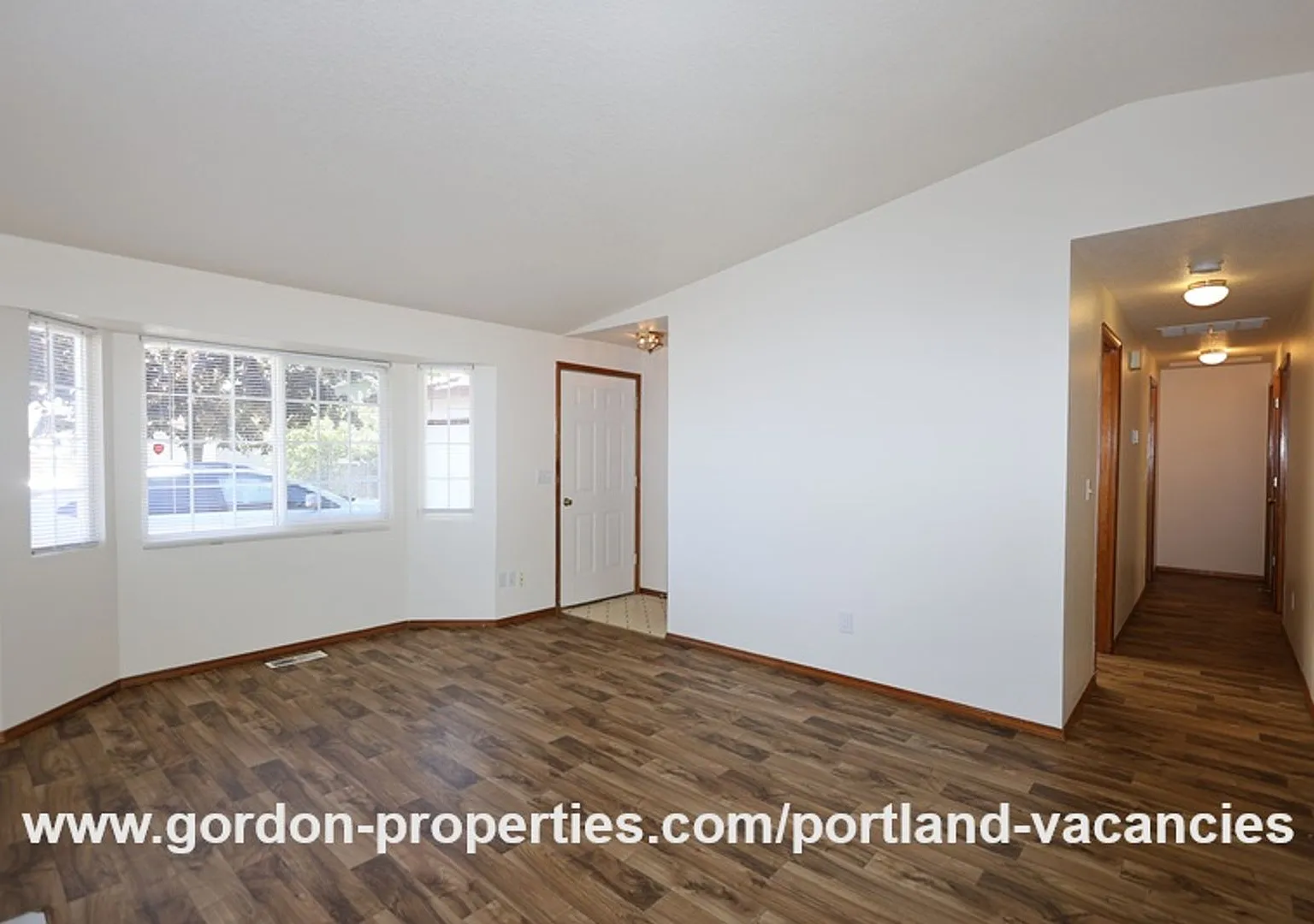 SE Schiller St - ranch style 3 bedroom home — Photo 4