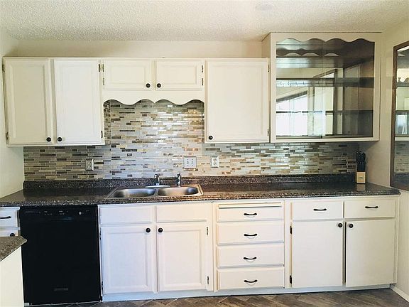 3rd image of 2611 Meadowlark Dr