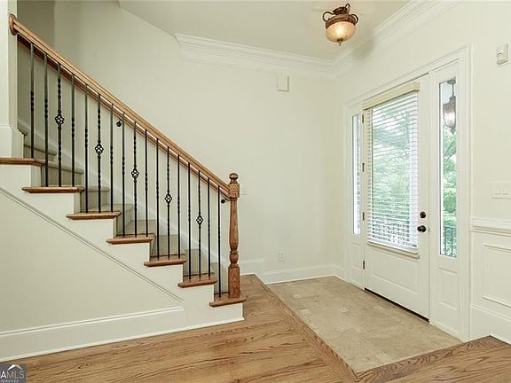 4th image of 956 Persimmon Point NE