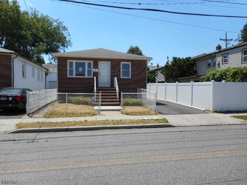 1st image of 588 Sweetland Ave