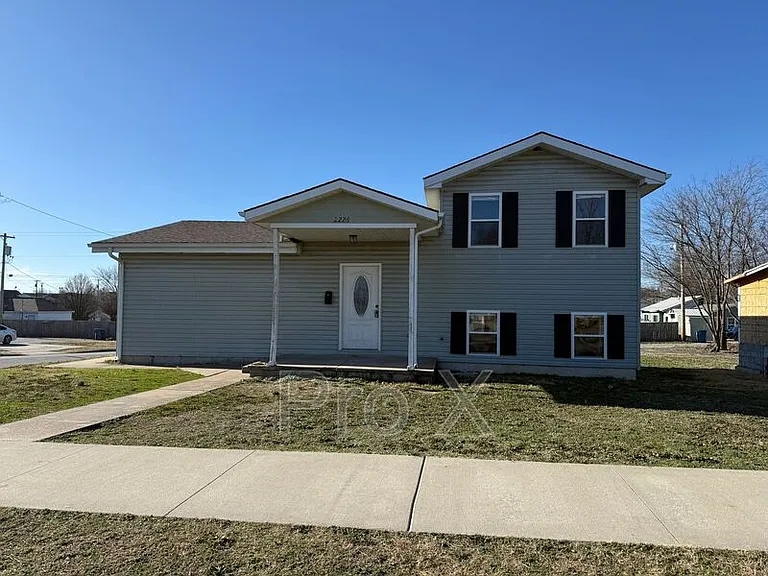 2226 S Moffet Ave — Photo 2