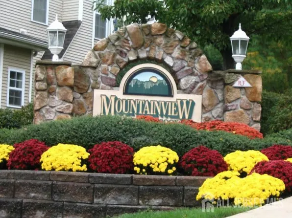 3038 King Ct, Green Brook, NJ 08812