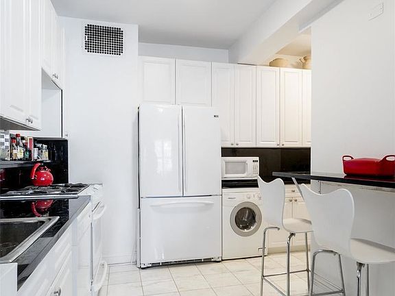3rd image of 415 E 52nd St APT 9GC