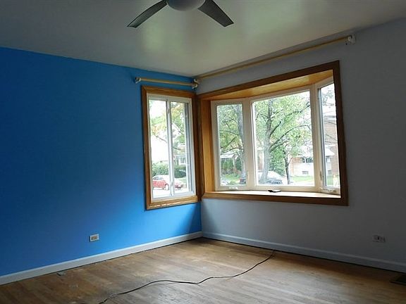 2nd image of 428 Oak St #Des